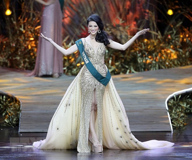 Nguyen Phuong Khanh in evening gown at the finale of Miss Earth 2018 (Source: Xinhua/VNA) 