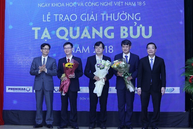 Deputy Prime Minister Vu Duc Dam (first, left) and Minister of Science and Technology Chu Ngoc Anh (first, right) present Ta Quang Buu Award to the outstanding scientists (Photo: VNA)