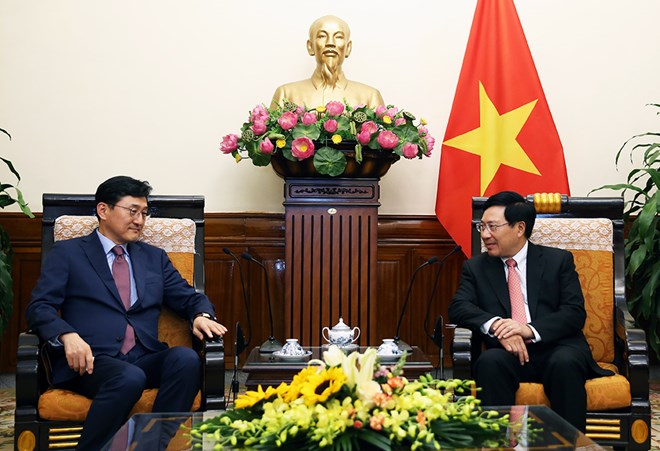Deputy Prime Minister and Foreign Minister Pham Binh Minh (R) and Korean Deputy Foreign Minister for Political Affairs Yoon Soon-gu