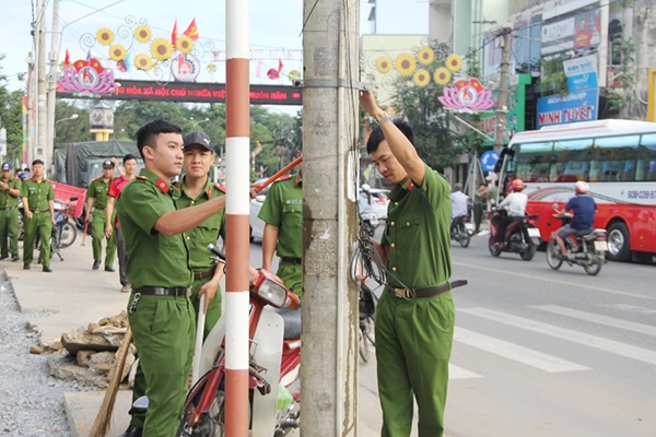 Đoàn viên thanh niên Công an TP.Biên Hòa ra quân xóa các quảng cáo “tín dụng đen” dán tràn lan trên cột điện, tường nhà dân trên đường Hà Huy Giáp vào sáng 15-12.