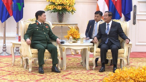 General Ngo Xuan Lich, Politburo member and Minister of National Defence pays a courtesy visit to Cambodian Prime Minister Samdech Techo Hun Sen (L)
