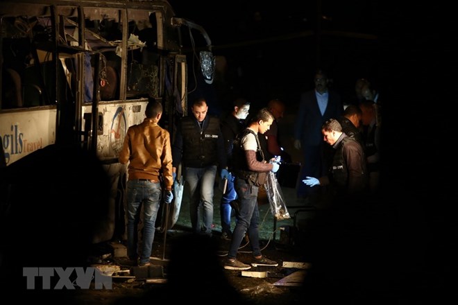 Lực lượng chức năng điều tra tại hiện trường vụ đánh bom xe khách ở quận Haram, tỉnh Giza, Ai Cập tối 28-12. (Nguồn: THX/TTXVN)