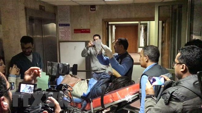 Chuyển nạn nhân người Việt bị thương trong vụ xe chở khách du lịch trúng bom ở tỉnh Ginza tới bệnh viện ở quận Al-Haram chiều tối 28-12. (Ảnh: AFP/TTXVN)