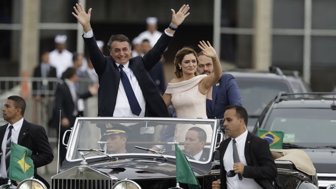 Tân Tổng thống Brazil Jair Bolsonaro cùng phu nhân Michelle Bolsonaro trong lễ nhậm chức. (Nguồn: AP)