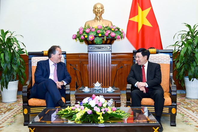 Deputy Prime Minister and Foreign Minister Pham Binh Minh (R) and Mark Field