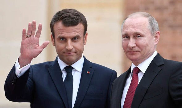 Tổng thống Nga Vladimir Putin và người đồng cấp Pháp Emmanuel Macron. (Nguồn: Daily Express)