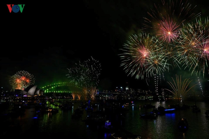   Many special images of nature and notable sightseeing spots in Australia were screened across the Sydney Habor Bridge as the melody of the famous song “Great Southern Land” played for excited onlookers.