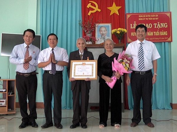 Lãnh đạo Huyện ủy Xuân Lộc trao 