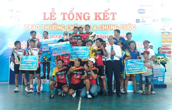 Athletes enjoy their prizes at last year’s race. — Photo binhduong.gov.vn  Read more at http://vietnamnews.vn/sports/483186/amateurs-to-cycle-in-binh-duong-television-event.html#XTPvLDE1LGlPZTqE.99