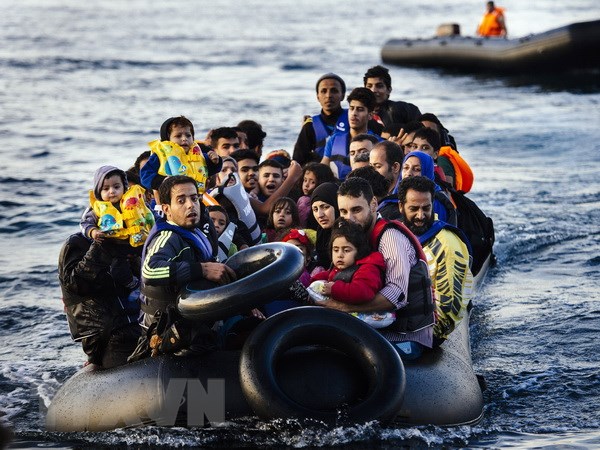 Người di cư tới đảo Lesbos, Hy Lạp, ngày 14-10-2015. (Ảnh: AFP/TTXVN)