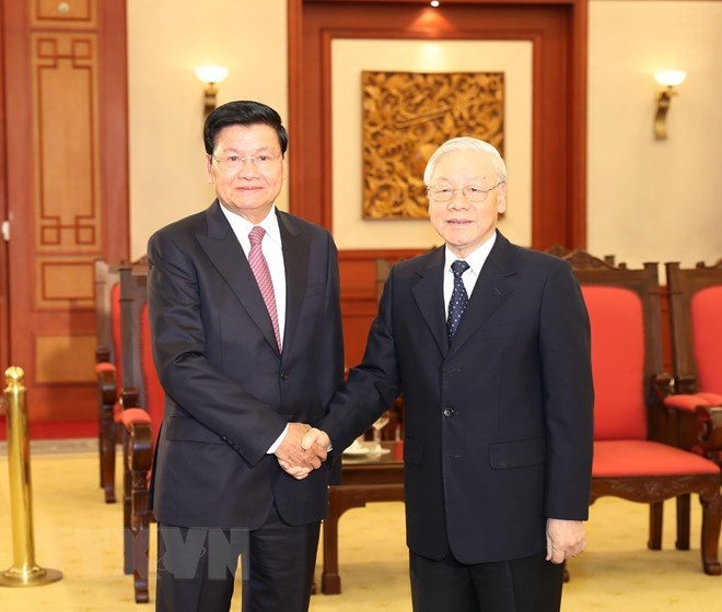 General Secretary of the Communist Party of Vietnam (CPV) Central Committee and President Nguyen Phu Trong (R) and Lao Prime Minister Thongloun Sisoulith 