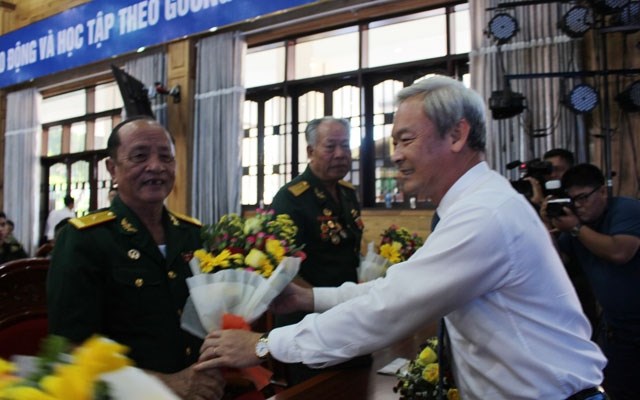 Nguyen Phu Cuong, member of the Communist Party of Vietnam Central Committee, Secretary of the provincial Party Committee and Chairman of the provincial People’s Council, presents flowers to participating delegates (Source: nhandan.com.vn)