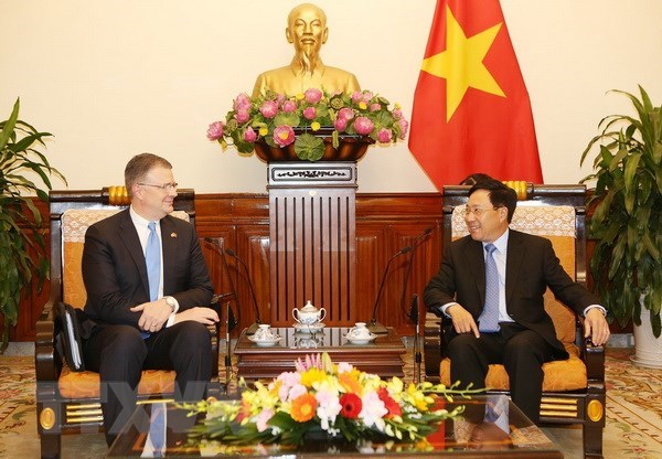 Deputy Prime Minister and Foreign Minister Pham Binh Minh (R) receives US Ambassador Daniel Kritenbrink on January 8 (Photo: VNA)
