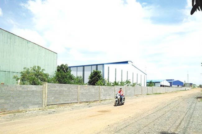 A road in Phuoc Tan Industrial Complex in Dong Nai Province is lined by factories and companies - PHOTO: BAODONGNAI.COM.VN