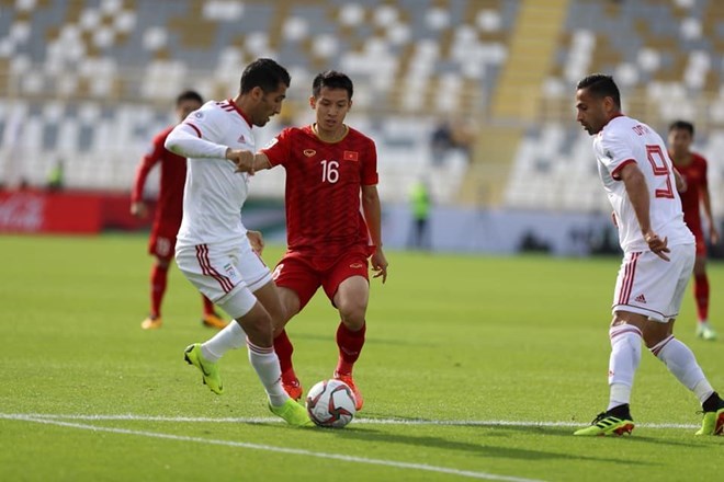 Vietnam (red) lose 0-2 to Iran in the second match of the group stage at the AFC Asian Cup in the United Arab Emirates on January 12. (Photo: VNA)