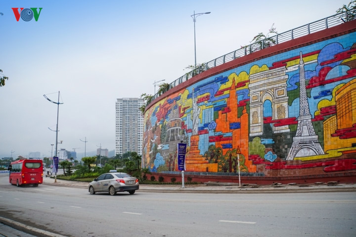 The ceramic mural can be found at the Cai Dam intersection leading towards the Bai Chay tourist site.