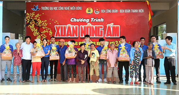 Over VND306 mln spent to support poor students and people