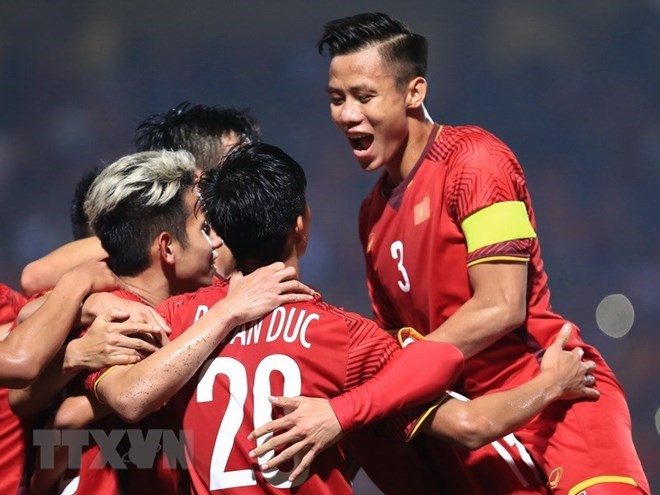 Defender Que Ngoc Hai (R) and his teammates (Photo: VNA)