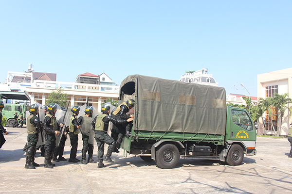 Chiến sĩ cơ động vui sau niềm vui của dân