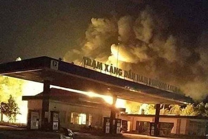 The fire broke out at Nam Phương Long petrol station in Đồng Nai Province, leaving two people seriously injured. — Photo laodong.vn  Read more at http://vietnamnews.vn/society/483991/two-people-in-critical-condition-after-dong-nai-petrol-station-fire.html#UFj4f1MDxcDsCjqT.99