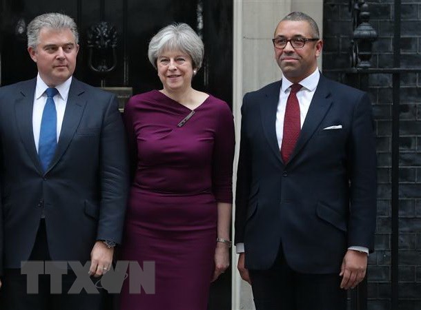 Thủ tướng Anh Theresa May (giữa) và Chủ tịch đảng Bảo thủ Brandon Lewis (trái) sau một cuộc họp ở London. (Nguồn: AFP/TTXVN)