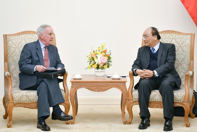 Prime Minister Nguyen Xuan Phuc (R) and US former Ambassador to Vietnam Pete Peterson