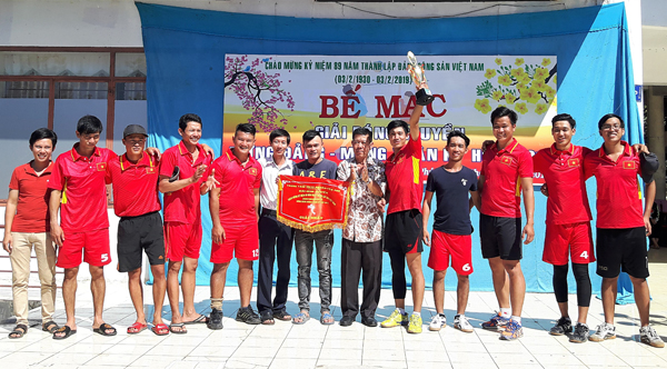 Ban tổ chức trao cúp cho đội vô địch xã Phú Bình