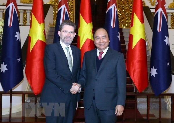 Prime Minister Nguyen Xuan Phuc (R) and Australian Senate President Scott Ryan at their meeting in Hanoi on January 21