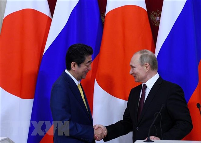 Tổng thống Nga Vladimir Putin (phải) và Thủ tướng Nhật Bản Shinzo Abe trong cuộc gặp tại Moskva ngày 22-1-2019. (Ảnh: THX/ TTXVN)