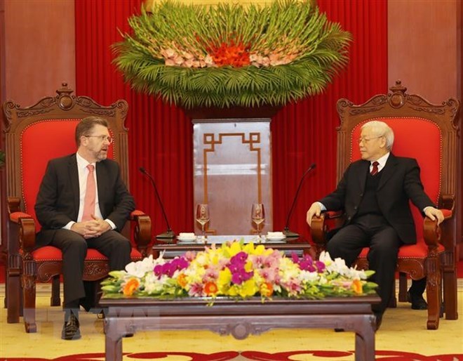 Party General Secretary and President Nguyen Phu Trong (R) welcomes President of the Senate of Australia Scott Ryan. 