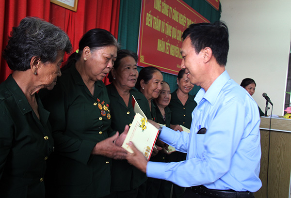 Ông Nguyễn Minh Trung, thành viên Hội đồng thành viên của Dofico tặng quà các cựu tù chính trị của huyện Vĩnh Cửu.
