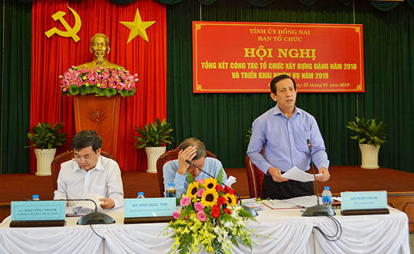 Đồng chí Phạm Văn Ru, Ủy viên Ban TVTU, Trưởng ban Tổ chức Tỉnh ủy, Thường trực Tỉnh ủy phát biểu tại hội nghị tổng kết công tác tổ chức xây dựng Đảng