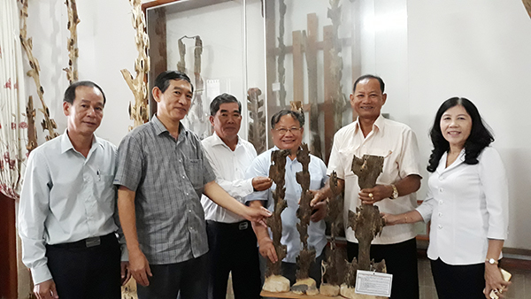 Chủ tịch Trung ương Hội Nông dân VN Thào Xuân Sùng (giữa) thăm nơi sản xuất trầm cảnh của ông Trương Thanh Khoan