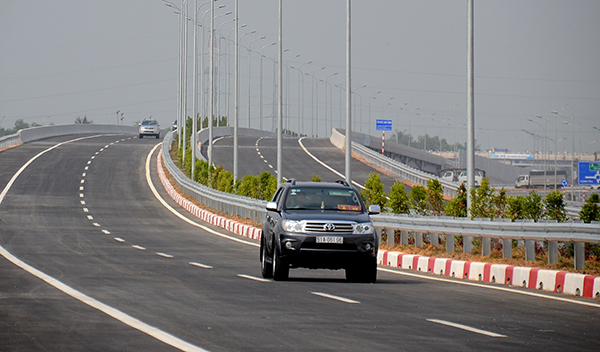 Cao tốc "bung hoa"