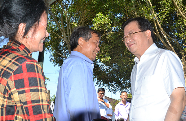 Phó thủ tướng Chính phủ Trịnh Đình Dũng (bìa phải) thăm hỏi người dân trong vùng dự án