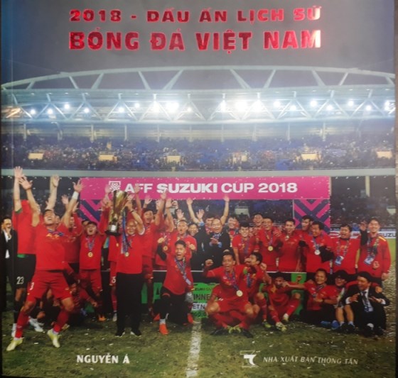 The cover of the photo book (Photo: hanoimoi.com.vn)
