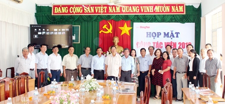 Ban Biên tập Báo Đồng Nai chụp hình lưu niệm với đội ngũ cộng tác viên thân thiết trong buổi họp mặt cộng tác viên tổ chức ngày 29-1