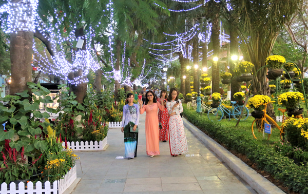 Nguyen Van Tri Flower Street opens for Tet