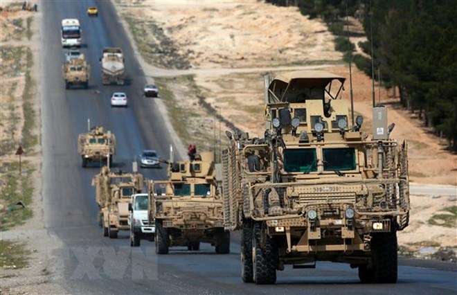 Các lực lượng do Mỹ hậu thuẫn tuần tra tại thị trấn Manbij, Syria ngày 3-4-2018. (Nguồn: AFP/TTXVN)