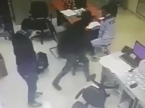 A screen grab from a security camera showing the two robbers entering the HCM City-Long Thành-Dầu Giây Expressway’s toll collection office in Đồng Nai Province on Thursday morning before making away with hundreds of millions of đồng. – VNA/VNS Photo  Read more at http://vietnamnews.vn/society/505059/robbers-steal-hundreds-of-millions-of-dong-from-toll-station-office-in-dong-nai.html#IrPFvoZ3GKilmXgH.99