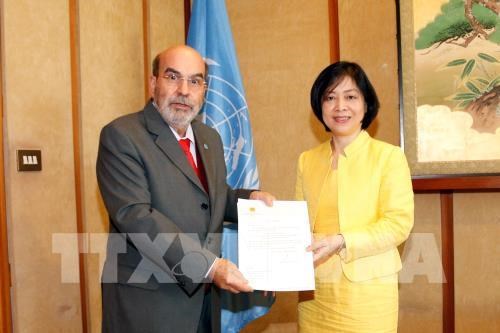 Director General of the Food and Agriculture Organization (FAO) of the United Nations Jose Graziano Da Silva and Permanent Representative of Vietnam to FAO Ambassador Nguyen Thi Bich Hue (right)