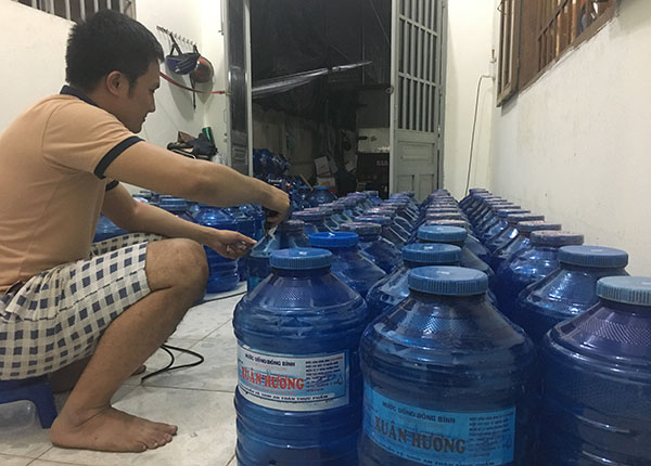 Cơ sở sản xuất nước tinh khiết Xuân Hương phải làm việc cả ngày Tết để phục vụ khách hàng