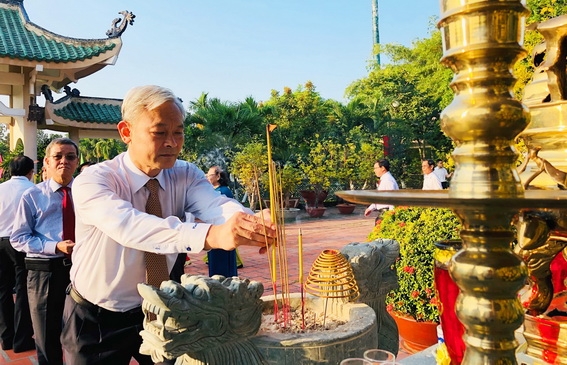 Provincial leaders burn incense at the ceremony.