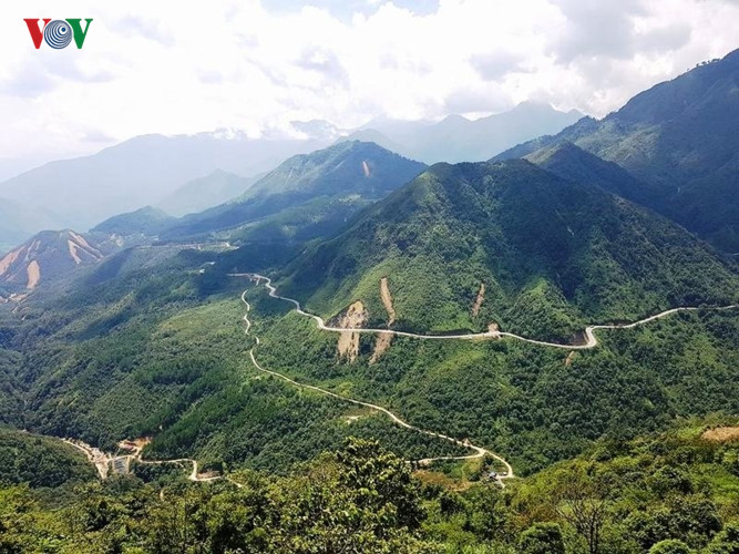   The O Quy Ho pass is located at an altitude of over 2,000 metres above sea level and passes through the Hoang Lien Son mountain range.