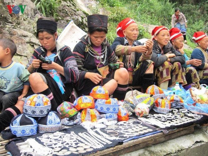   Local people sell souvenirs at the foot of the O Quy Ho pass