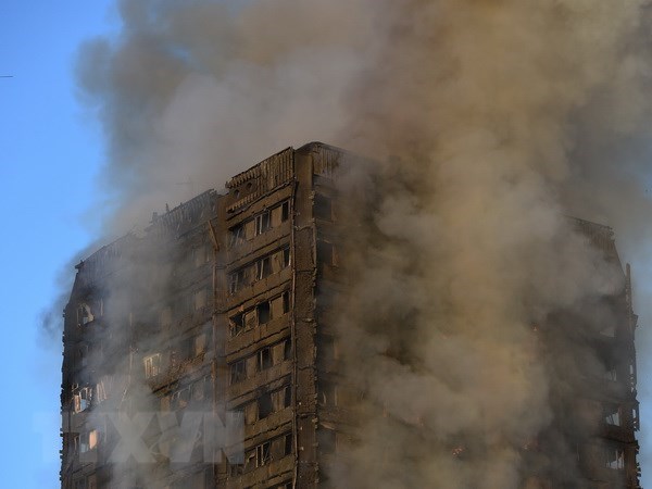 Khói bốc lên từ tòa chung cư Grenfell Tower bị cháy ở London ngày 14-6-2017 vừa qua. (Ảnh: EPA/TTXVN)