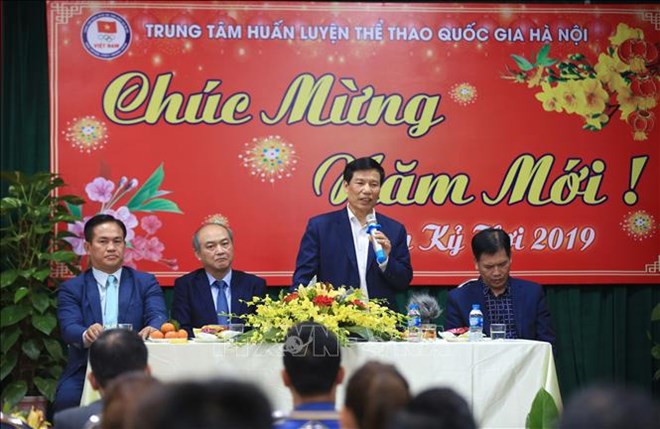 Minister of Culture, Sports, and Tourism Nguyen Ngoc Thien speaks with athletes and coaches at the Hanoi National Sport Training Centre (Photo: VNA)