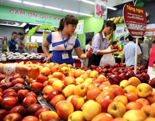 Purchasing power during the Tet (Lunar New Year) holiday increased by 10-12 percent from last year. (Photo: VNA)