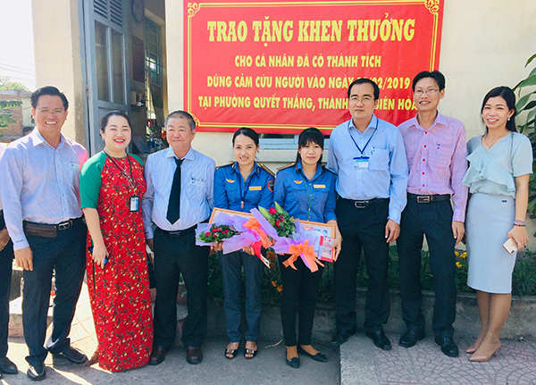 Đại diện UBND tỉnh 3 cấp đã đến thăm và trao thưởng cho hai chị Minh và Lan