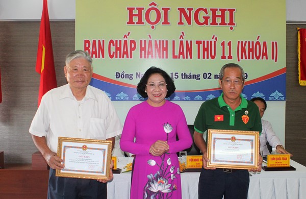 Bà Bùi Ngọc Thanh (giữa), Chủ tịch Liên hiệp các tổ chức hữu nghị tỉnh Đồng Nai tặng giấy khen cho các cá nhân đạt thành tích xuất sắc trong hoạt động của các hội hữu nghị